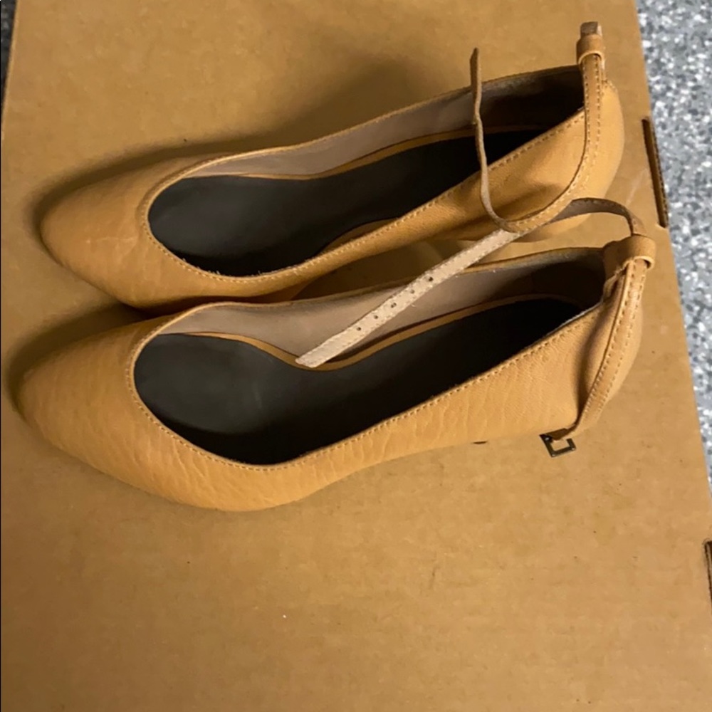 Low heel ankle strap pumps